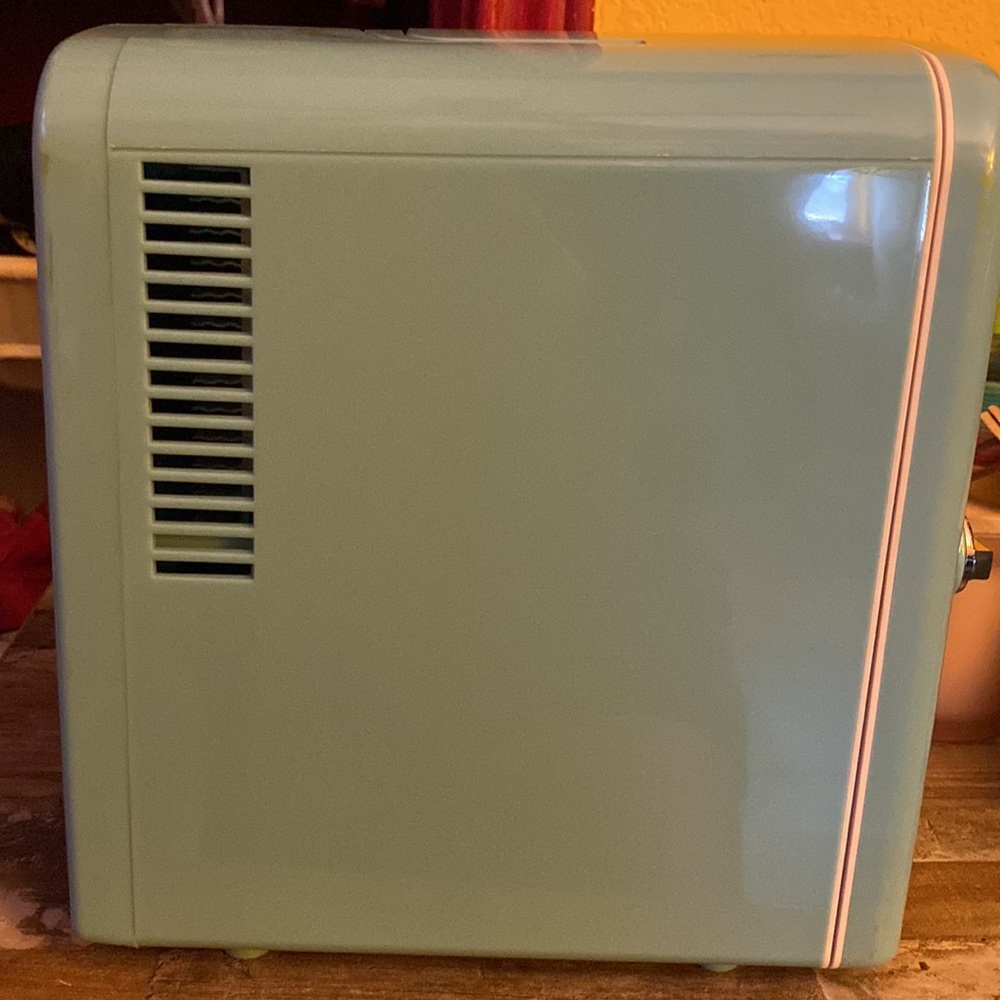 Frigidaire Retro 9-Can Portable Mini Fridge